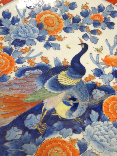 JAPON 
GRAND plat en porcelaine d'Arita polychrome...