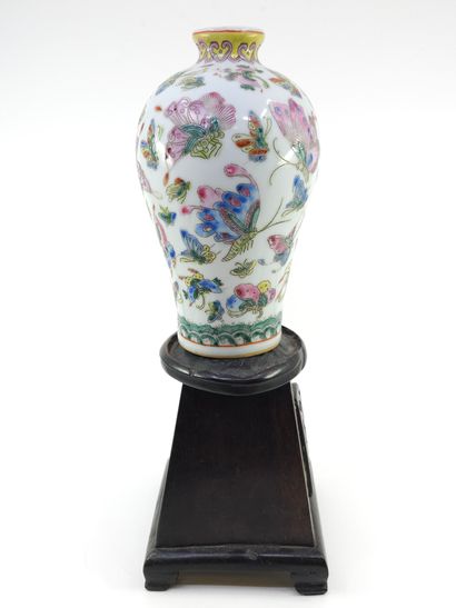 CHINE
Famille verte
Vase asiatique sur son...