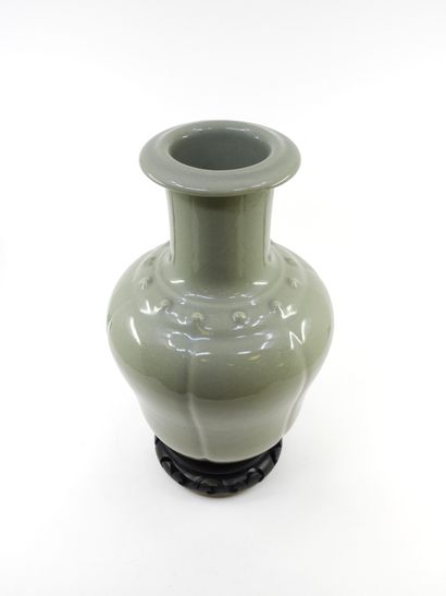 TRAVAIL début XXeme siècle
Vase en porcelaine...