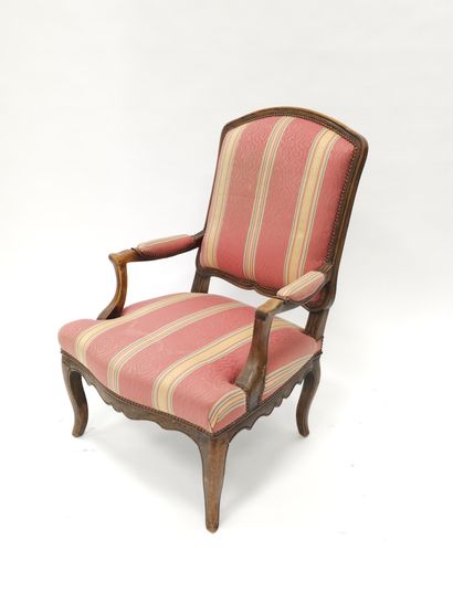 PAIRE DE FAUTEUILS à la reine, assise, dossier...