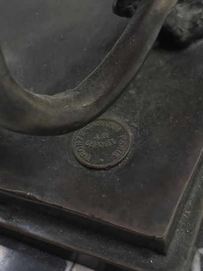 BARYE d'après
PANTHERE en bronze sur un socle...