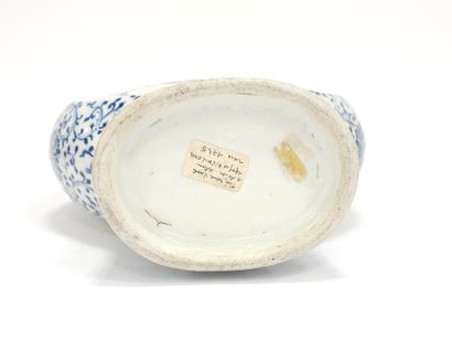 CANTON 
Vase gourde en porcelaine blanche...