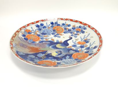 JAPON 
GRAND plat en porcelaine d'Arita polychrome...