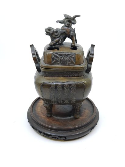 VIETNAM
Brule parfum en bronze quadripode...
