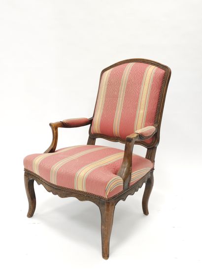PAIRE DE FAUTEUILS à la reine, assise, dossier...