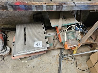 deux scies circulaires sur table