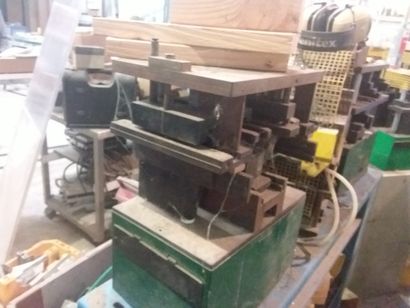 cinq poinçonneuses pour profil métalliques...