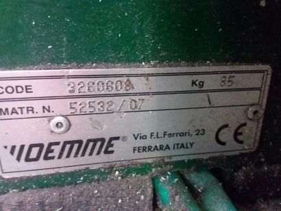 cinq poinçonneuses pour profil métalliques...