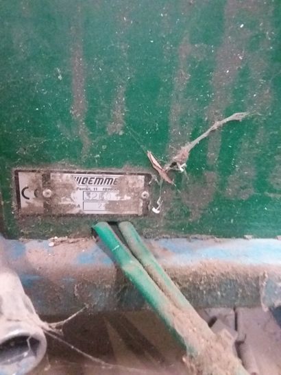 cinq poinçonneuses pour profil métalliques...