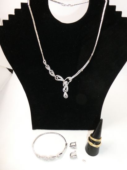 1 Collier Or gris 18kt et pierres 16,68g...