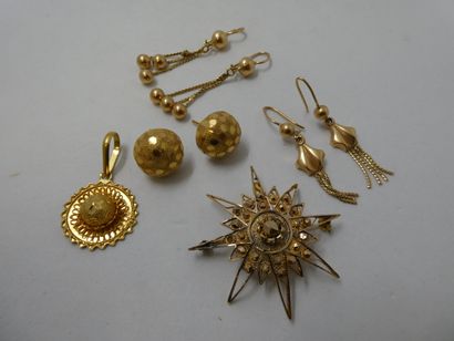 3 Pairs of earrings 18kt Gold 13,89g 1 Pendant...