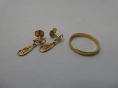 1 Paire de boucles Or 18kt 2,13g 1 Alliance...