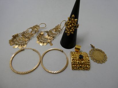 1 Ring Gold 18kt 4,71g 2 Pairs of earrings...