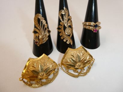 1 Ring Gold 18kt 3,18g 1 Pair of earrings...