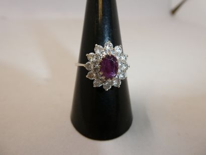 1 Bague Or gris 18kt 3,39g orné d'un rubis...