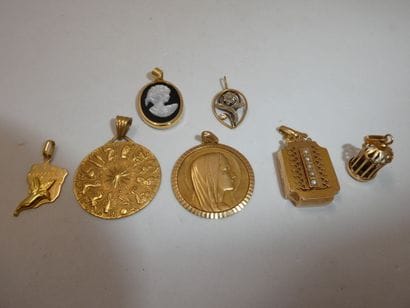 7 Pendentifs Or 18kt pierres, perles, camée...