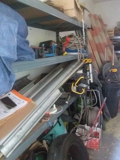 Vente un un seul lot comprenant : 
outils...