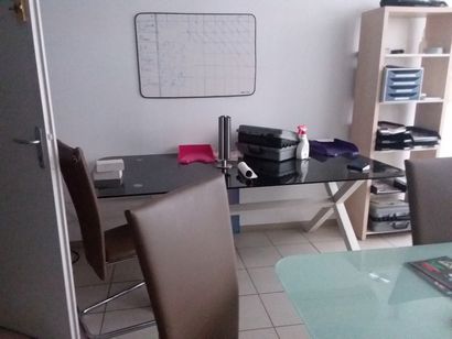 Trois bureaux en verre
Huit chaises en similicuir
Etagère...