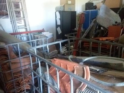 Vente un un seul lot comprenant : 
outils...