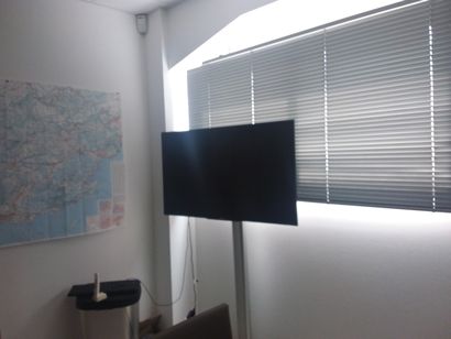Ecran plat avec support de présentation