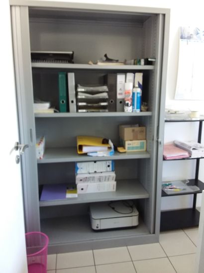 Armoire à rideau métallique
Etagère en compressé
Bureau...