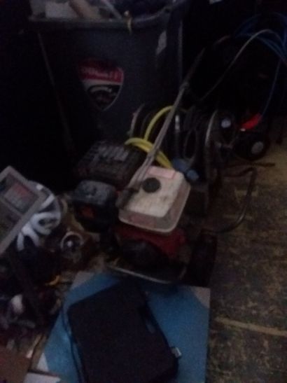 Vente un un seul lot comprenant : 
outils...