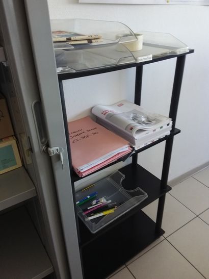Armoire à rideau métallique
Etagère en compressé
Bureau...