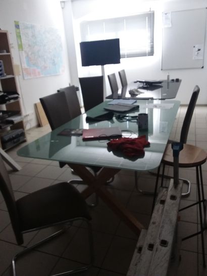 Trois bureaux en verre
Huit chaises en similicuir
Etagère...