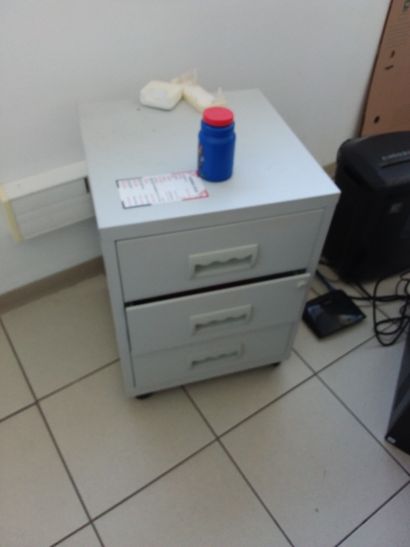 Armoire à rideau métallique
Etagère en compressé
Bureau...