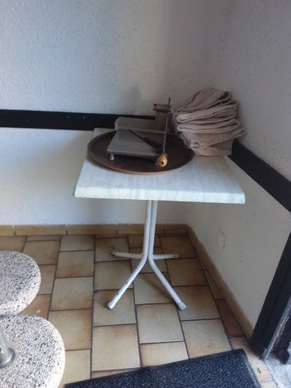 14 tables pietement métallique et plateau...