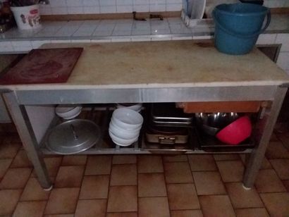 table en inox et plateau en plastique