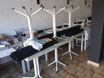 14 tables pietement métallique et plateau...