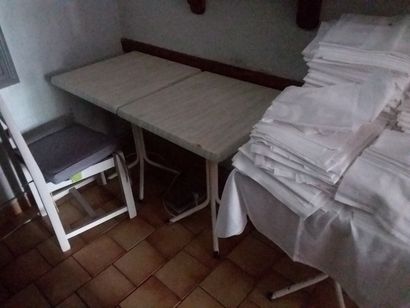 14 tables pietement métallique et plateau...