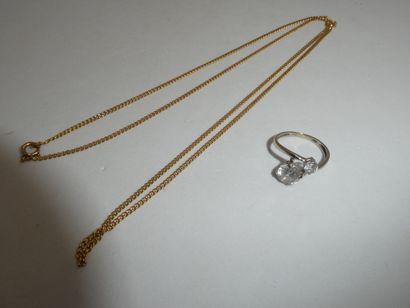 1 Bague Or gris 18kt et pierres 2,18g 1 Chaîne...