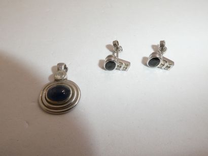 1 Paire boucles Or gris 18kt pierre et diamants...