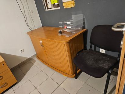 Table ronde
5 chaises
2 casiers en compressé
Meuble...