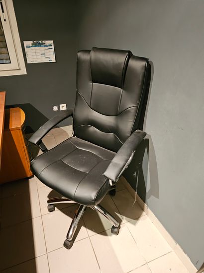 Bureau plat en compressé
fauteuil
2 chaises
3...