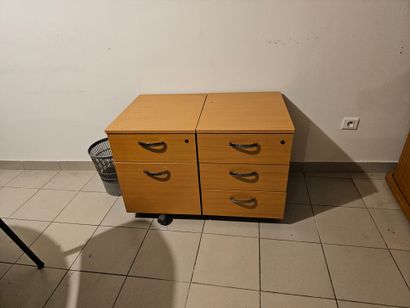 Table ronde
5 chaises
2 casiers en compressé
Meuble...