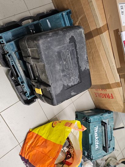 Le trainant de la pièce comprenant : 
Boites...