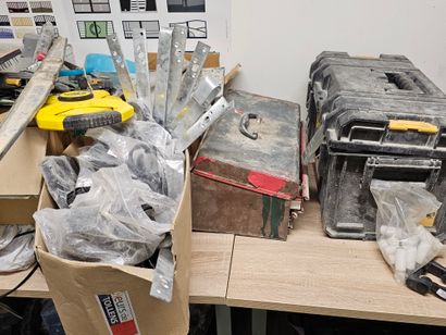 Le trainant de la pièce comprenant : 
Boites...