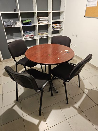 Table ronde
5 chaises
2 casiers en compressé
Meuble...