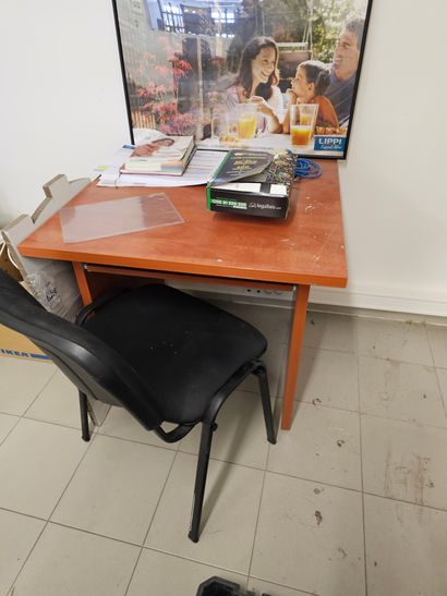 Deux bureaux en compressé
Fauteuil et une...