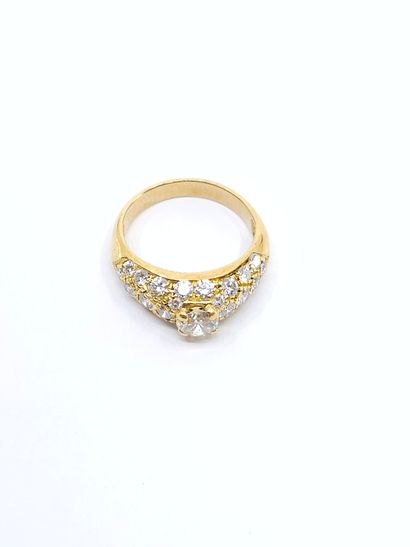 BAGUE en or jaune 750° ornée d'un diamant...