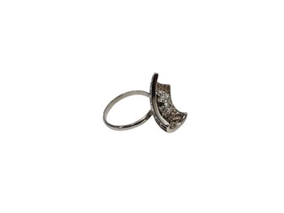 IMPORTANTE bague fleur en or gris 750°, le...