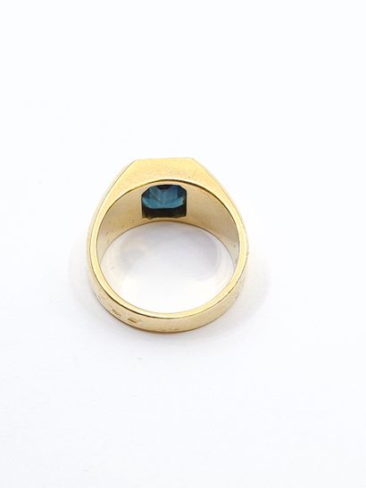 CHEVALIERE in 750° yellow gold set with a...