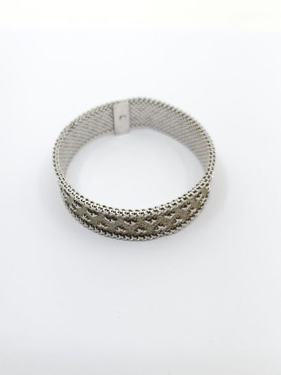 PARURE en or gris 750°comprenant :
COLLIER...