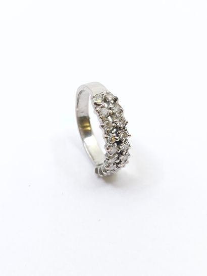 BAGUE demi alliance en or gris 750° sertie...