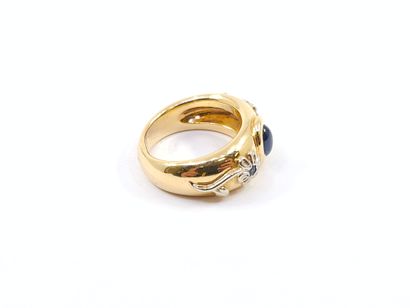 BAGUE en or jaune 750° ornée d'un cabochon...