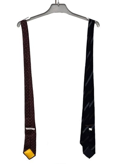 Yves Saint Laurent
Cravate en soie bordeau...