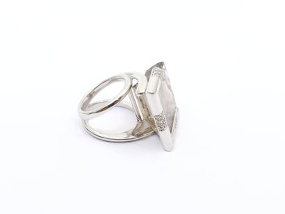GAREL Jean-Marc 
Importante bague en or gris...